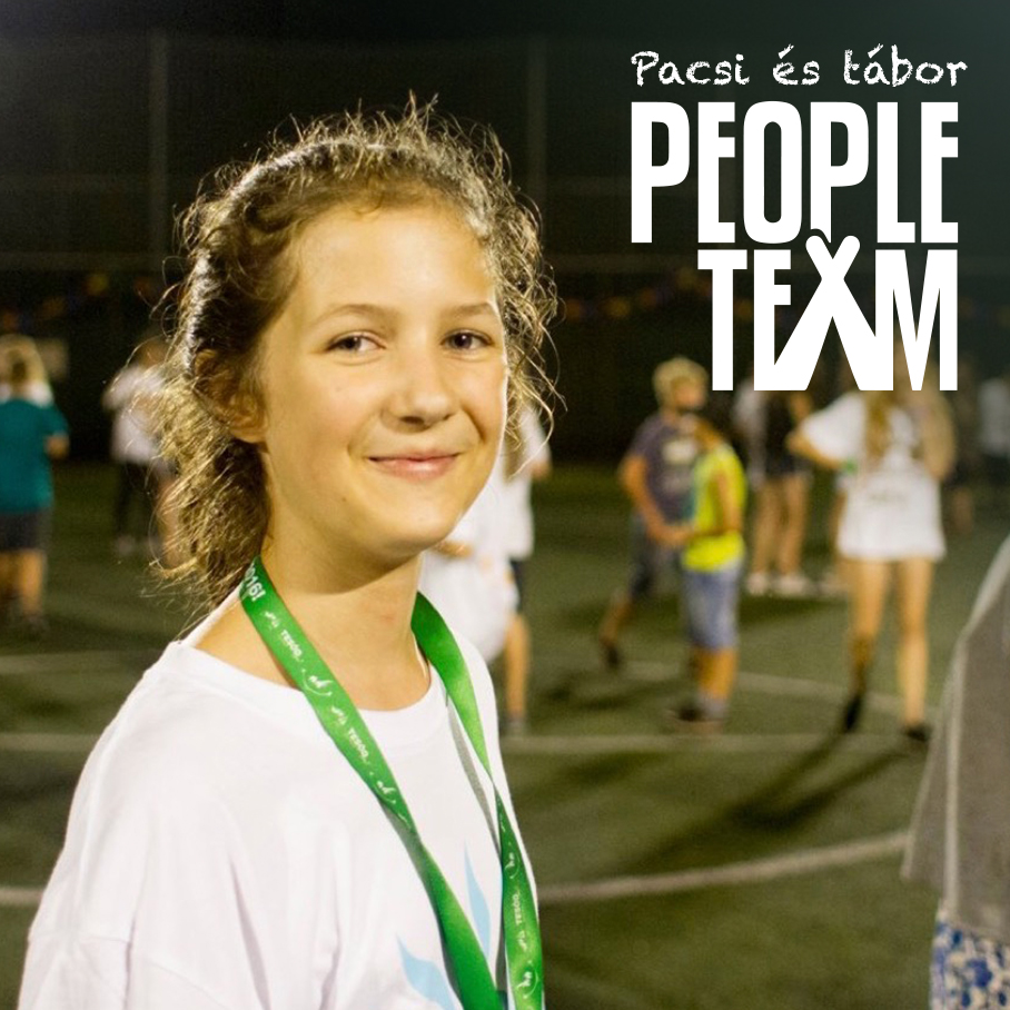 PEOPLE TEAM-táborozó a sportpályán az esti programon