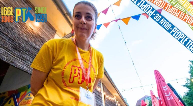 Mit keresett egy medence a koliszobában?